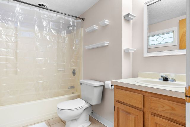 12 Country Club Ln D, Milford, MA 01757