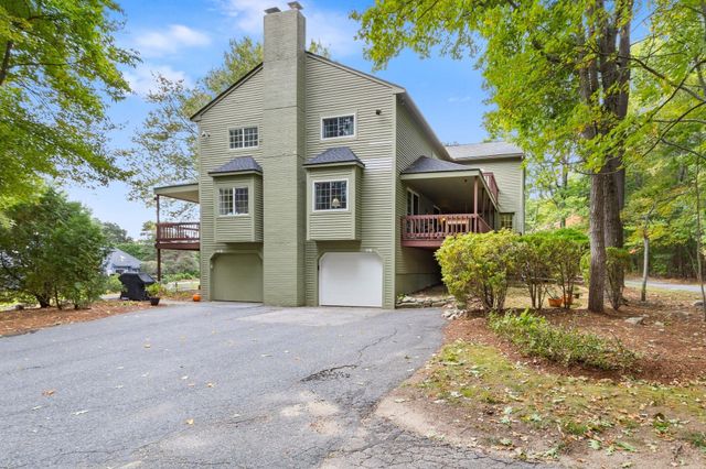 12 Country Club Ln D, Milford, MA 01757