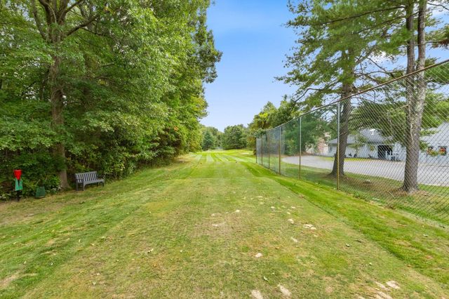 12 Country Club Ln D, Milford, MA 01757