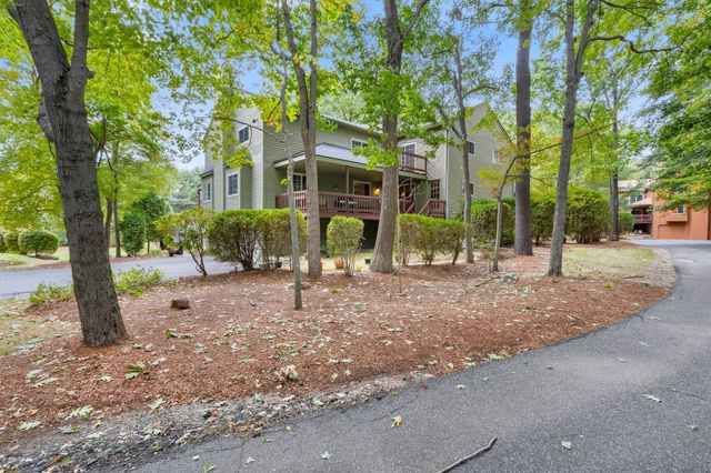 12 Country Club Ln D, Milford, MA 01757
