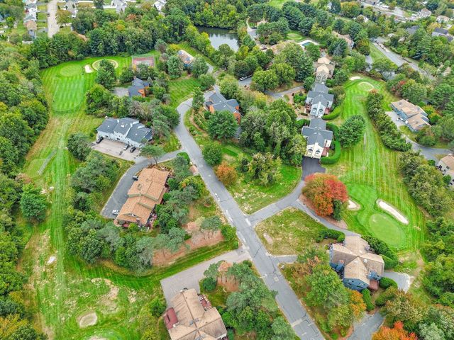 12 Country Club Ln D, Milford, MA 01757