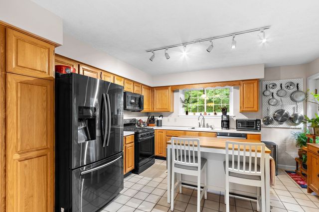 12 Country Club Ln D, Milford, MA 01757
