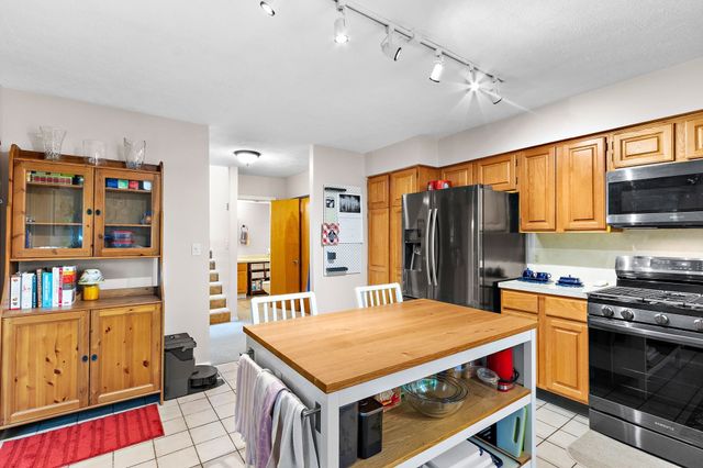 12 Country Club Ln D, Milford, MA 01757