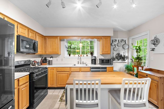 12 Country Club Ln D, Milford, MA 01757
