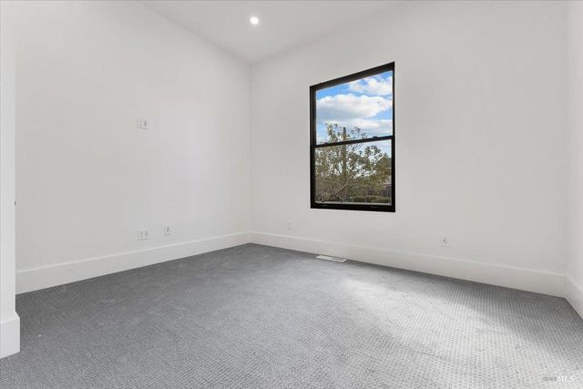 127 Pleasant Ave, Santa Rosa, CA 95403