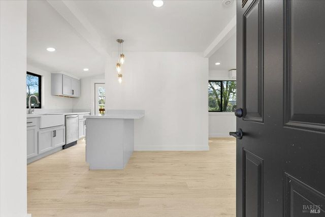 127 Pleasant Ave, Santa Rosa, CA 95403