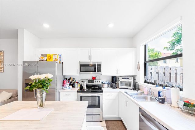 817 NE 211th St 0, Miami, FL 33179