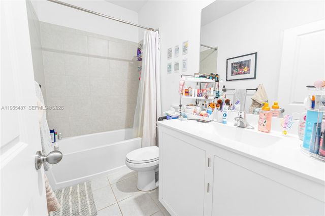 817 NE 211th St 0, Miami, FL 33179