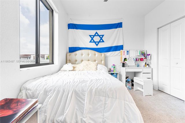 817 NE 211th St 0, Miami, FL 33179