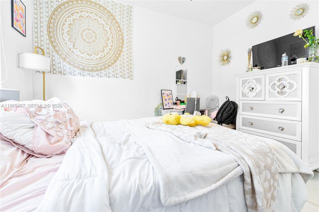 817 NE 211th St 0, Miami, FL 33179