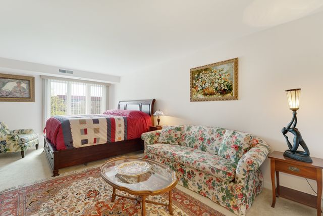 1280 Rudolph Road 4K, Northbrook, IL 60062