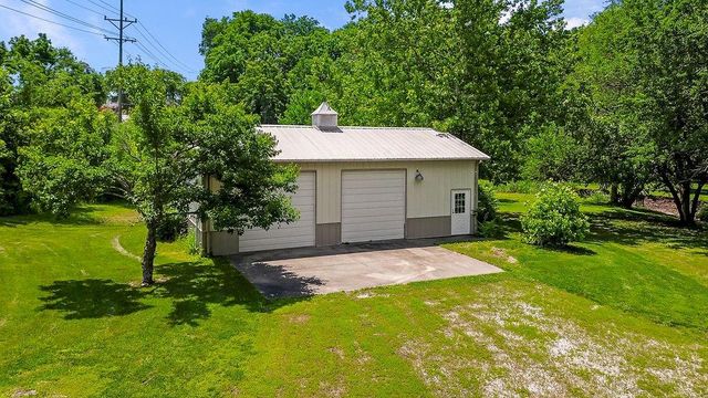 200 N Metcalf Road, Louisburg, KS 66053