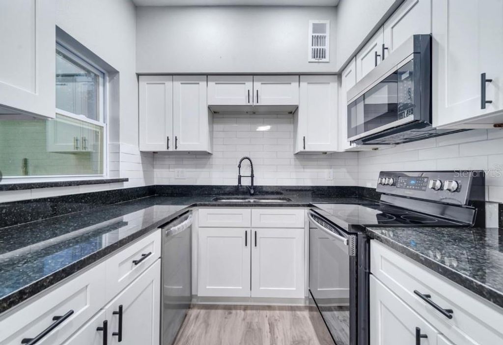 Image 9 of property listing at 1318 TERRE CIA AVENUE, Orlando, FL 32807