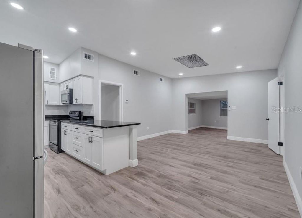 Image 10 of property listing at 1318 TERRE CIA AVENUE, Orlando, FL 32807