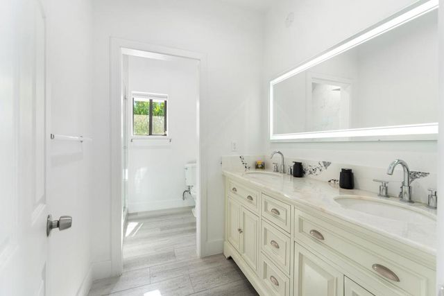 2150 N Farrell Drive, Palm Springs, CA 92262