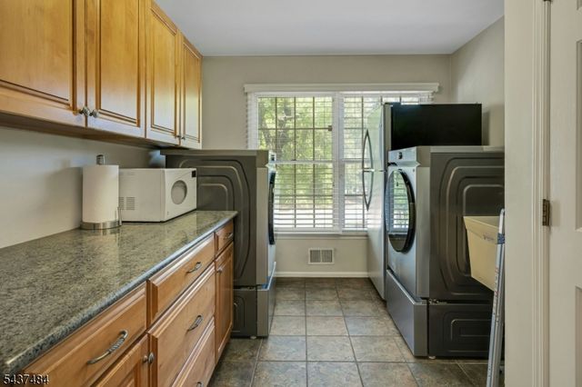 1 Curtis Trl, Bridgewater Twp., NJ 08836