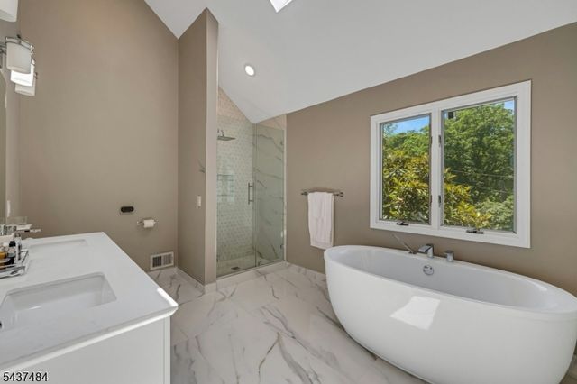 1 Curtis Trl, Bridgewater Twp., NJ 08836