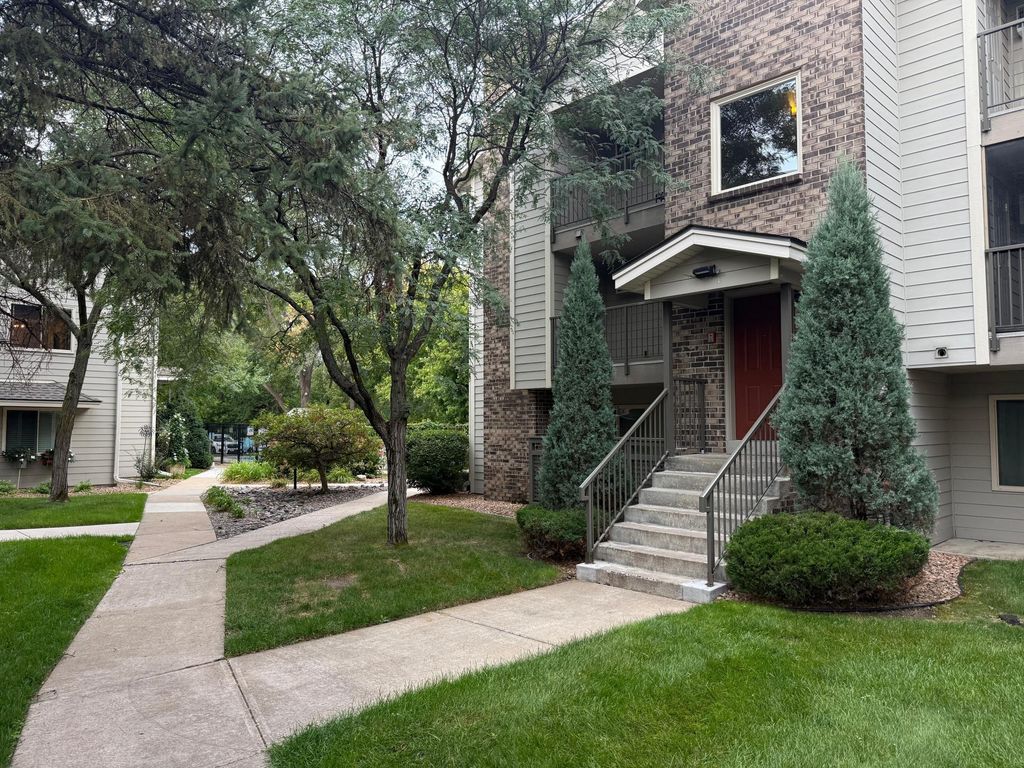 2120 Ridge Drive 31, Saint Louis Park, MN 55416