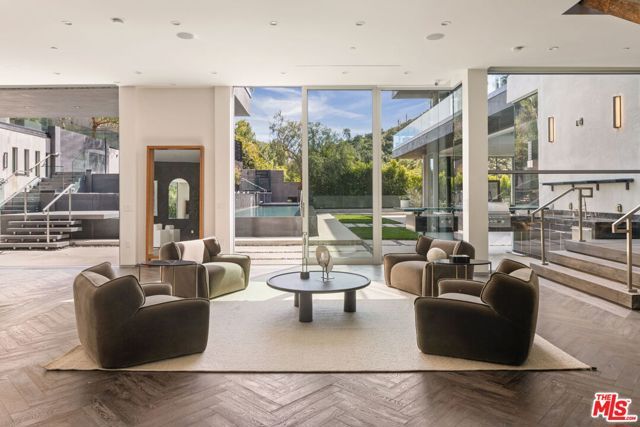 1116 Chantilly Road, Los Angeles, CA 90077