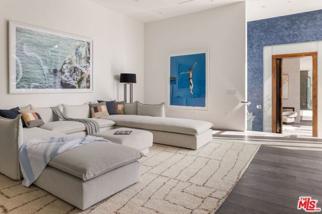 1116 Chantilly Road, Los Angeles, CA 90077