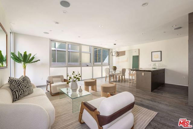 1116 Chantilly Road, Los Angeles, CA 90077