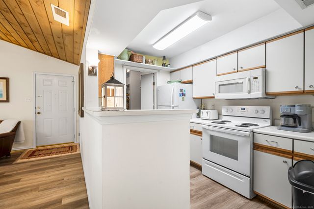 23 Chase Oak Court APT 16, Groton, CT 06340