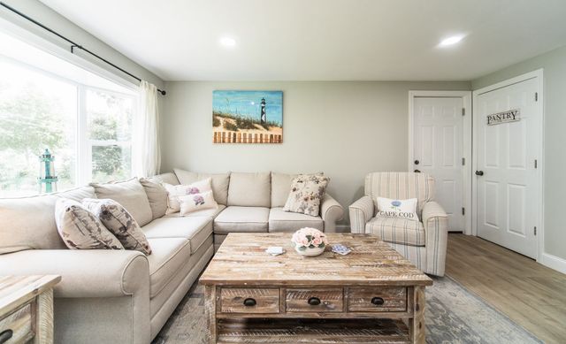 945 Santuit Newtown Rd, Barnstable, MA 02648