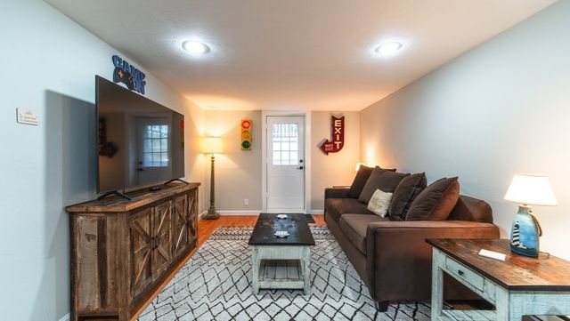 945 Santuit Newtown Rd, Barnstable, MA 02648
