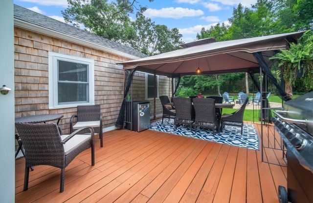 945 Santuit Newtown Rd, Barnstable, MA 02648