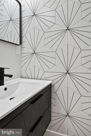 8336 CLAREMONT WOODS DR, Alexandria, VA 22309