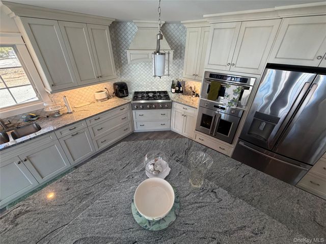 27 Deer Path, Quogue, NY 11959