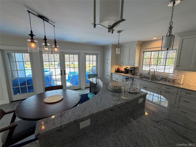 27 Deer Path, Quogue, NY 11959