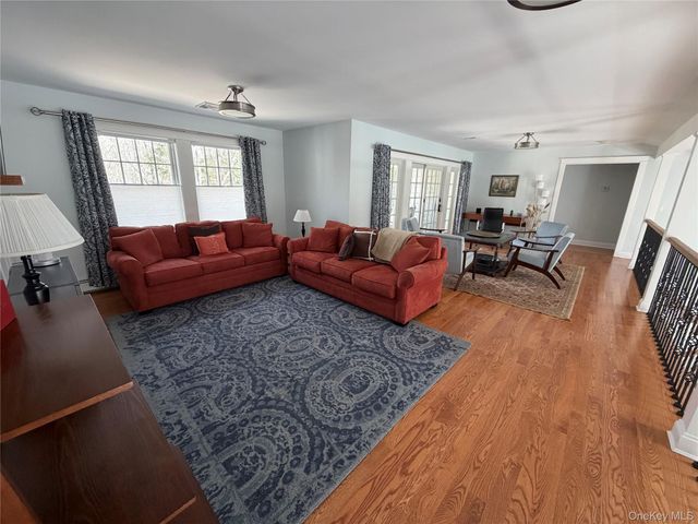 27 Deer Path, Quogue, NY 11959