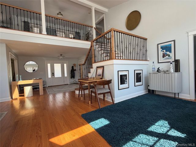 27 Deer Path, Quogue, NY 11959