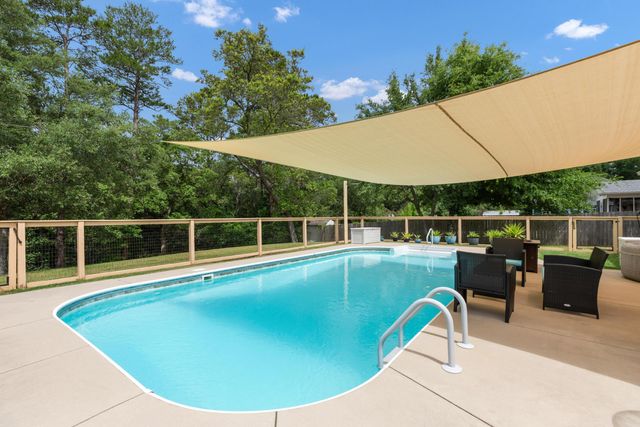 2643 Avenida De Soto, Navarre, FL 32566