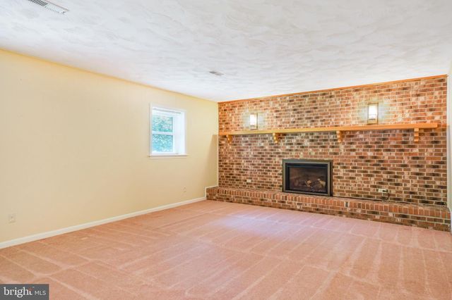 2 ADAM CT, Fredericksburg, VA 22405