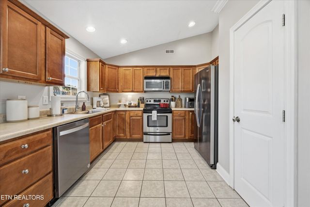 498 Oak Hills Drive, Lenoir City, TN 37771