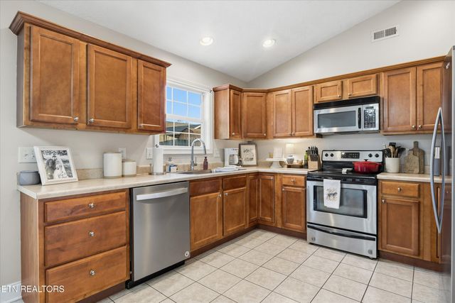 498 Oak Hills Drive, Lenoir City, TN 37771