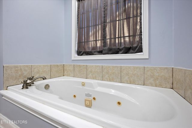 498 Oak Hills Drive, Lenoir City, TN 37771