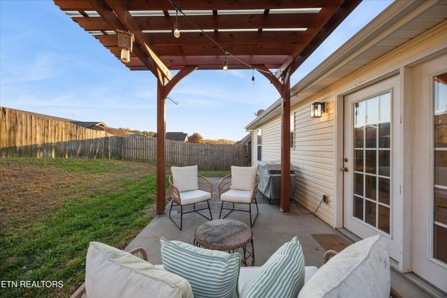 498 Oak Hills Drive, Lenoir City, TN 37771