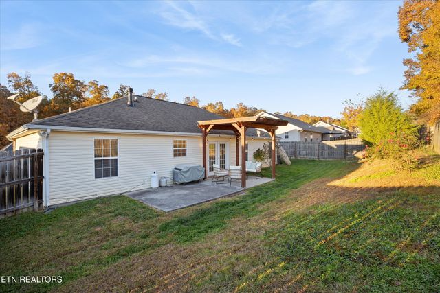 498 Oak Hills Drive, Lenoir City, TN 37771