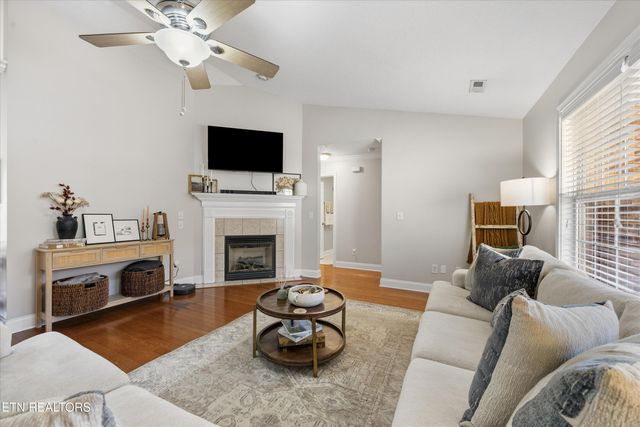 498 Oak Hills Drive, Lenoir City, TN 37771