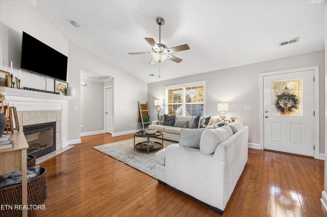 498 Oak Hills Drive, Lenoir City, TN 37771