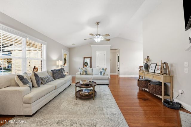 498 Oak Hills Drive, Lenoir City, TN 37771