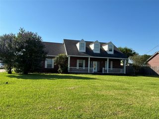 211 Oaks Grande Drive, Baytown, TX 77523