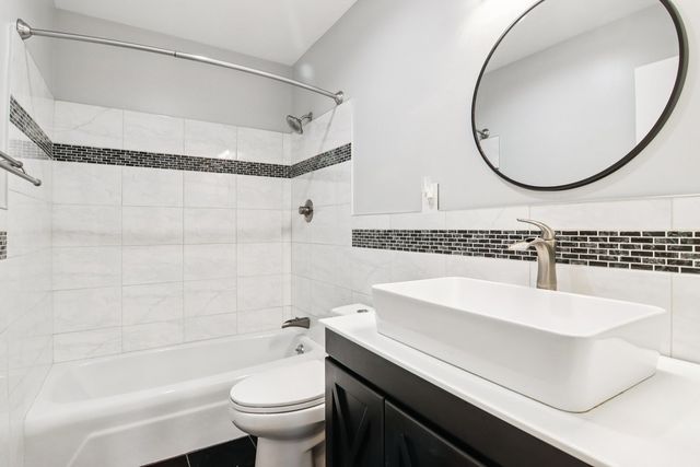 530 Devonshire Lane 13, Crystal Lake, IL 60014