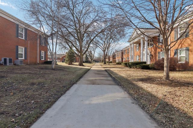 530 Devonshire Lane 13, Crystal Lake, IL 60014