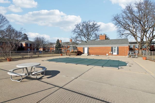 530 Devonshire Lane 13, Crystal Lake, IL 60014