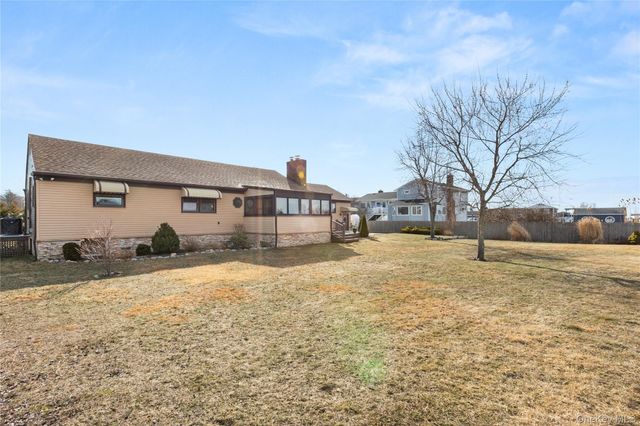 7 Montgomery Lane, Bay Shore, NY 11706