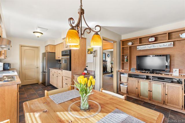 7 Montgomery Lane, Bay Shore, NY 11706